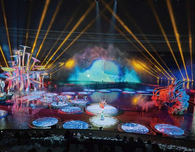 Show ánh sáng trên mặt nước trong khu du lịch văn hoá, khán giả ngồi kín khán đài