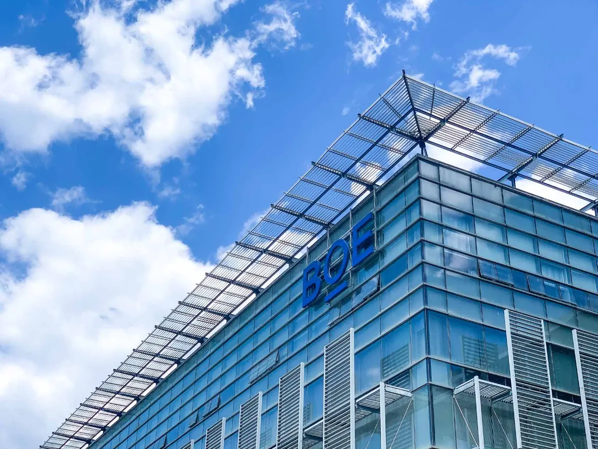 Toà nhà trụ sở BOE với logo BOE trên mặt kính, nhìn từ dưới lên