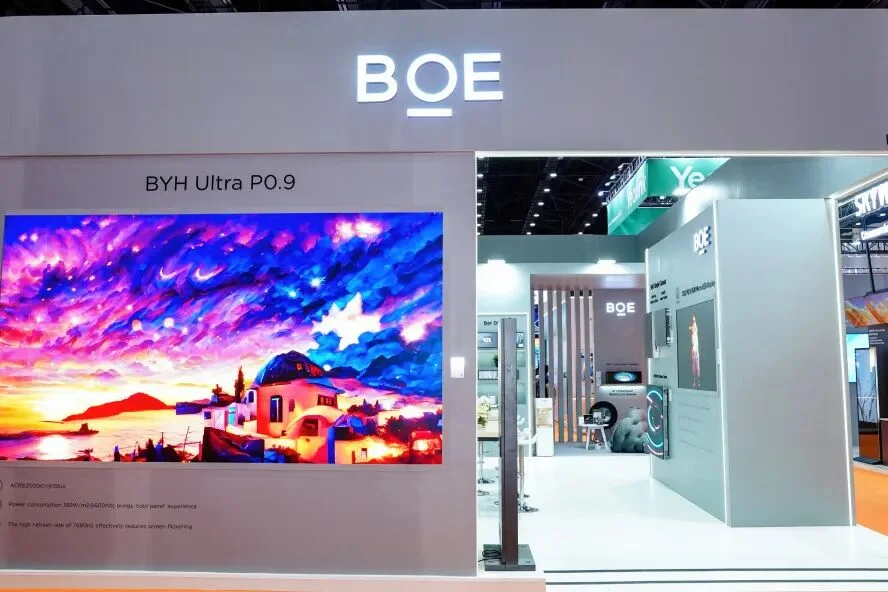 Màn LED COB BOE BYH Ultra P0.9 liền mạch hiển thị một bức tranh sơn dầu số hoá với dải màu tím, xanh và cam
