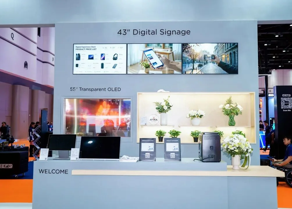 Màn OLED trong suốt 55 inch và digital signage BOE tại không gian bán lẻ