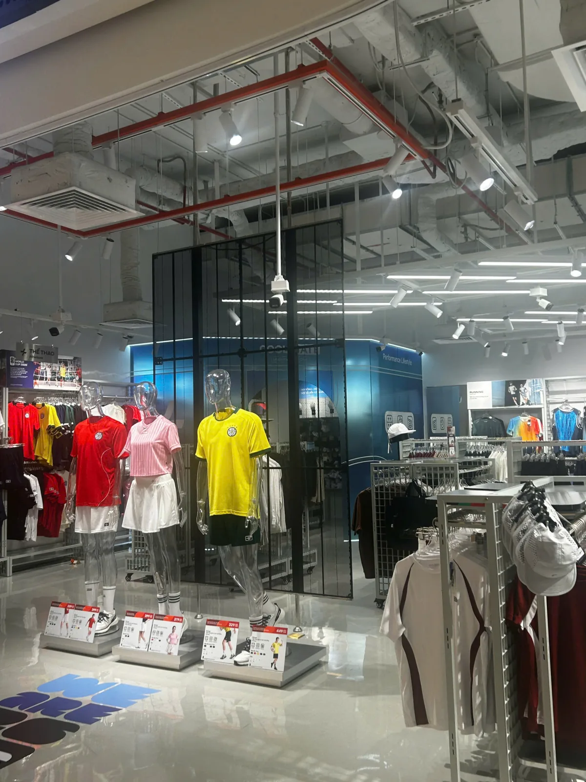Cửa hàng Coolmate Hanoi Centre sau khi hoàn thiện với khu trưng bày, mannequin và vách LED trong suốt phía trong