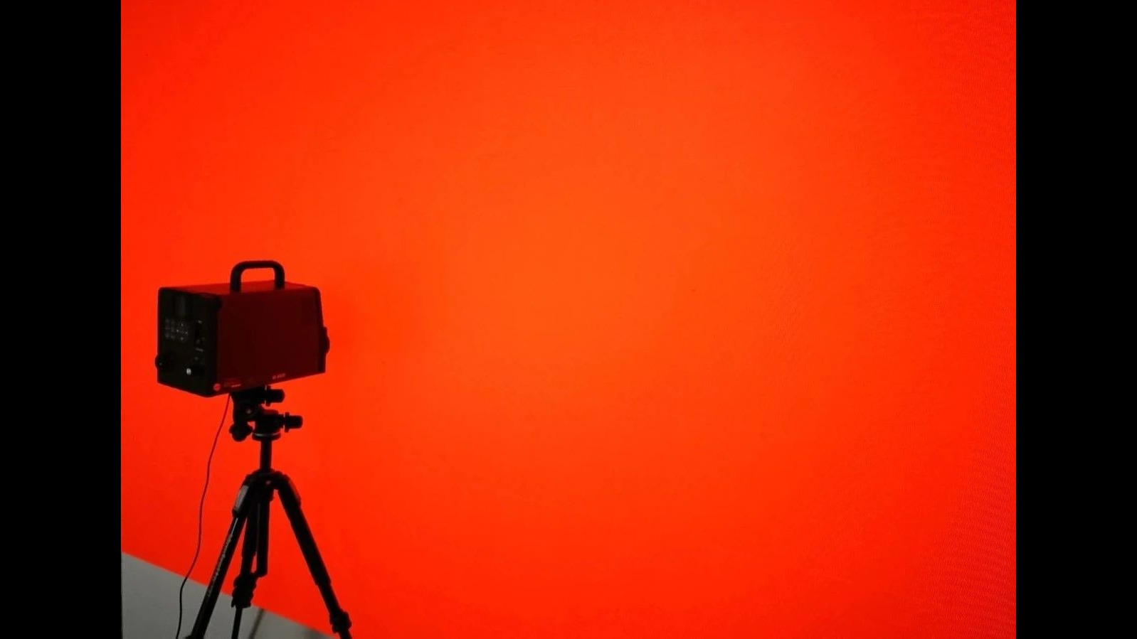 Camera hiệu chỉnh đặt trước màn LED để đo độ đồng đều