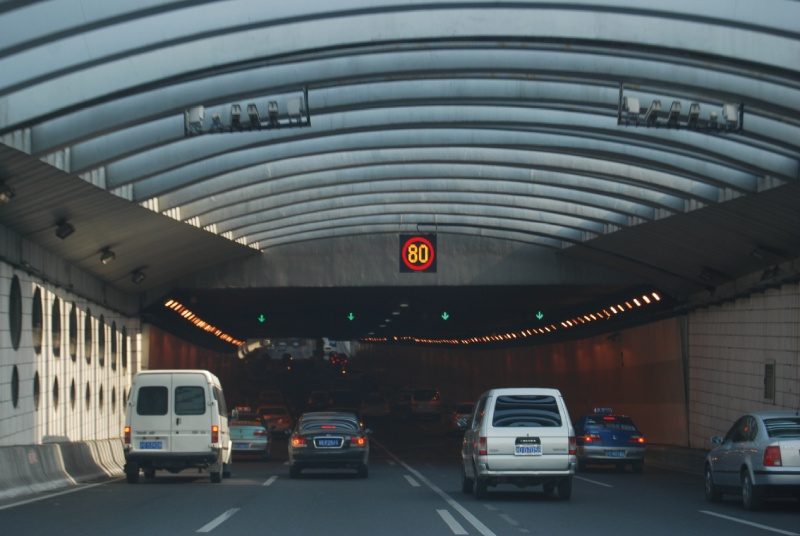 Hầm giao thông có đèn LED và biển tốc độ thay đổi